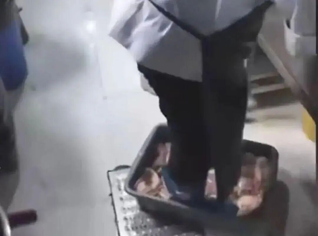 南京一餐饮店因经营污秽不洁食品等多项问题被罚